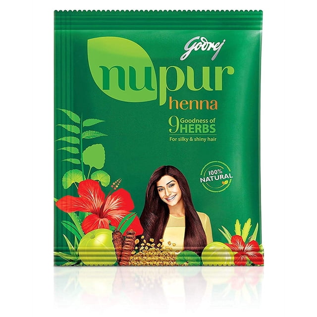 Godrej Nupur Henné 9 Bienfaits des Herbes Emballage dans une Pochette Verte avec des illustrations d'Hibiscus, d'Amla et de Fenugrec. le Produit Est Étiqueté « 100 % Naturel » et Favorise des Cheveux Soyeux et Brillants avec un Mélange de 9 Herbes pour des Cheveux Noirs Naturels et une Couverture Efficace des Cheveux Gris.
