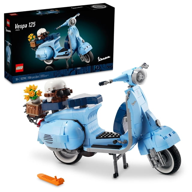 LEGO Icons Maquette de Scooter Vespa 125 en Bleu pastel, Réplique vintage de Cyclomoteur Italien avec Direction Fonctionnelle, Couvercle de Moteur Amovible, Panier Arrière avec Fleurs et Casque, et une Béquille Fonctionnelle, Convient pour l'Exposition Ou comme Passe-Temps Créatif de Construction.
