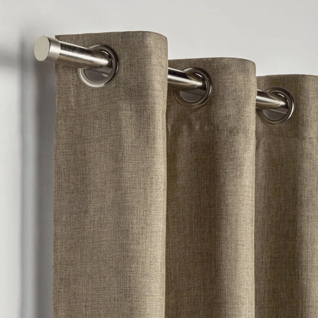 Bouclair Beige Darja Rideau Occultant 54x96 Po (137x244 cm) avec un design Beige Uni et une Doublure en polyester foamback pour la filtration de la Lumière Occultante. le Rideau Est Exposé sur une Tringle en Métal avec des Anneaux de Style Oeillets, Idéal pour Rehausser la Déco de la Maison Tout en Offrant une Efficacité Énergétique, une Réduction du Bruit et un Contrôle de l'Ambiance.