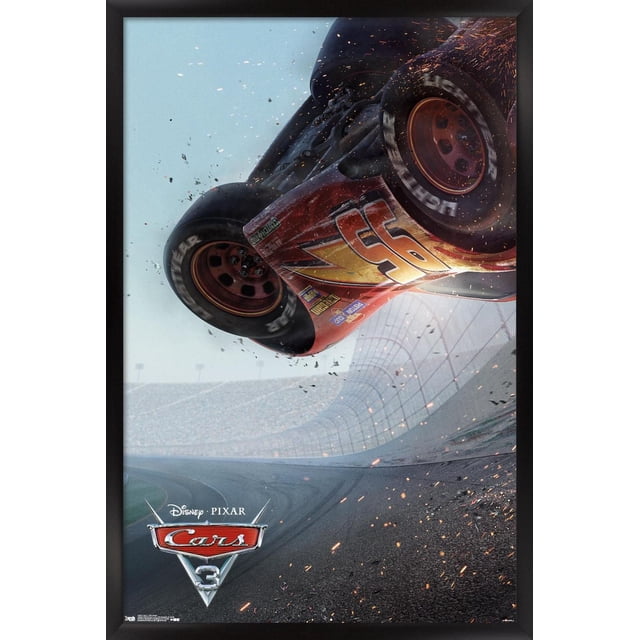 Disney Pixar Les Bagnoles 3 - Affiche Murale en une Feuille, 22,375 Po x 34 Po Montrant une Voiture de Course Rouge avec le Numéro 95 Se Retournant sur un Piste de Course avec des Étincelles et des Débris en Vol, sur un Fond de Stade Flou, Convient comme art Mural vibrant Ou Déco de Chambre pour Chambres d'Enfants.