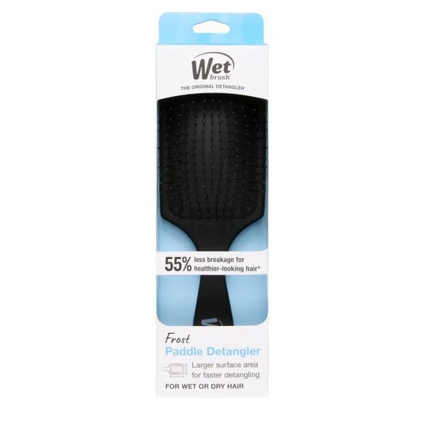 Wetbrush Brosse à Palette Det Frost Noire avec une Grande surface à Palette Noire et des Poils Flexibles Conçus pour un Démêlage Rapide et une Réduction de la Casse des Cheveux, Montrée dans l'Emballage de Vente au Détail avec Image de Marque et Avantages du Produit pour une Utilisation sur Cheveux Mouillés Ou Secs.