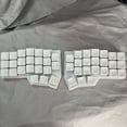 thumbnail image 2 of CORNE V4 Clavier Ergonomique Divisé, Disposition 46 Touches 40 % Clavier Mécanique Filaire à Tige en Bois Gris avec Interrupteurs Interchangeables à Chaud, Rétroéclairage RVB, Programmable QMK/Flacon, 2 of 5