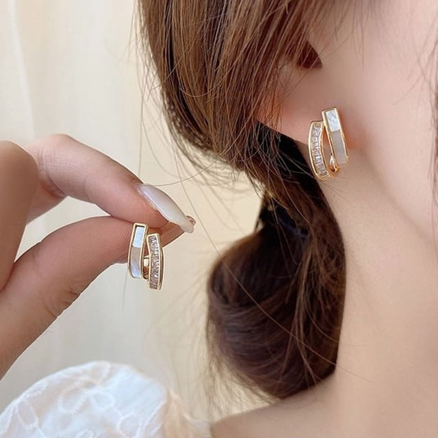 EGNMCR Boucles d'Oreilles pour Femmes en Strass Grand Cercle Tempérament Boucles d'Oreilles Dorées. Ces Boucles d'Oreilles Ton or Présentent un Grand Cercle unique avec accents en Strass, Offrant un Style Élégant et Stylé. Fabriquées en Alliage d'Aluminium Léger, Elles Conviennent aux Oreilles Sensibles et Confortables pour un Port Prolongé. les Boucles d'Oreilles Sont Montrées Portées et Tenues, Mettant en Valeur Leur Taille et des Détails Étincelants. Idéales pour Diverses occasions comme les Mariages, les Fêtes Ou comme Cadeau Attentionné pour la Saint-Valentin Ou la Fête des Mères