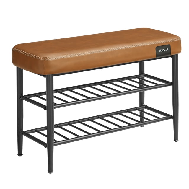 VASAGLE EKHO Collection Banc à Chaussures Brun caramel avec Siège Rembourré en Cuir PU et Mousse 25D à Haute Résilience. Doté d'Un Cadre en Acier Robuste avec Trois Niveaux de Supports de Rangement pour Chaussures Ouverts et de Pieds Pivotants de Nivellement. le Banc Mesure 11,8 Pouces de Profondeur, 31,5 Pouces de Largeur et 19,7 Pouces de Hauteur, Supporte jusqu'à 300 Livres. Conçu pour les Entrées, Il Allie style et Fonctionnalité avec des Matériaux Faciles à Nettoyer et une Tablette Inférieure Compatible avec l'Aspirateur.