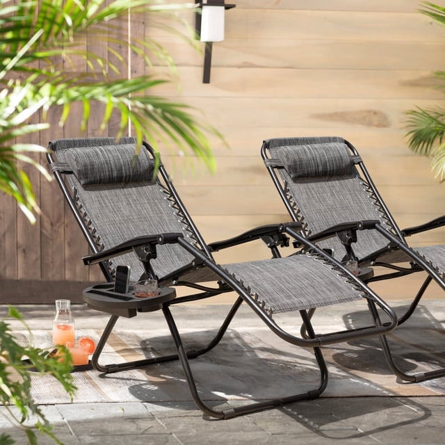 Homall Patio Pliable Zero Gravity Chair avec Porte-Gobelet, Fauteuil Inclinable d'Extérieur Réglable en Tissu Textilène, Lot de 2, Double Gris. une Paire de Chaises Longues Portatives avec Cadres en Acier Robustes et Tissu Textilène Ventilé en Double Gris, Offrant des positions d'Inclinaison Réglables, des Porte-Gobelets et des Appuie-Têtes. Convient aux patios, Plages Ou Parcs, Exposé dans un Cadre Extérieur avec Panneaux en Bois et Verdure Luxuriante.