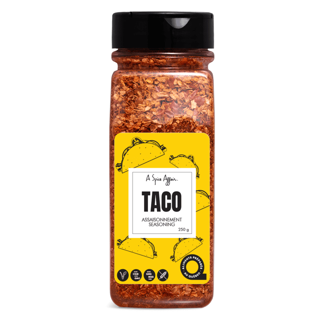 Assaisonnement pour tacos 250 g (8,8 oz) A Spice Affair Moyen Shaker dans un Contenant Transparent Mettant en Valeur un Mélange d'Épices Rouges Mexicaines Éclatant. l'Étiquette Présente des illustrations de tacos et Met en Valeur des certifications Non OGM et Véganes. Parfait pour Assaisonner des tacos, des burritos, de la Viande Hachée, du Poulet, du Poisson et des Légumes.