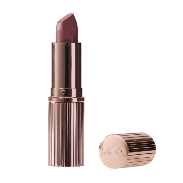 MCoBeauty Rouge à Lèvres Crème Mat Luxe en mauve avec Pointe Carrée pour une application Précise, Logé dans un tube Côtelé Réfléchissant Or rose avec le Capuchon Embossé du logo MCoBeauty, Montré sur un Fond Blanc. Ce Rouge à Lèvres Crémeux et Longue Tenue Définit et Flatte les Lèvres avec une Finition Mate Veloutée.