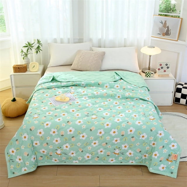 EDHITNR Liquidation Couette d'Été Mince Lavable Imprimée, Montrée de Couleur Vert Pâle avec un Motif floral, Affichée sur un Lit Soigneusement Conçu dans une Chambre Lumineuse et Moderne. la Couette Mesure 100 cm x 150 cm, la Rendant Adaptée aux Bébés, aux Enfants Ou aux Adultes. Elle Est Légère, Respirante et Fabriquée en Matériau 100 % Doux pour la Peau, Assurant le Confort à Diverses Températures. la Chambre Présente des Rideaux Blancs, une table de Chevet avec une Lampe et des accents Décoratifs, Créant un Cadre Douillet.