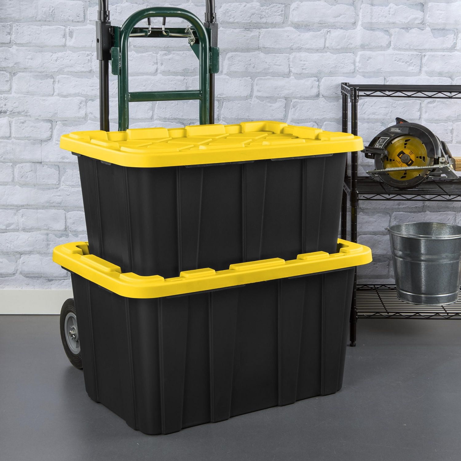 Bac de rangement industriel Sterilite de 64L, bac de rangement en plastique durable avec couvercle à clip, Noir/Jaune - 6 Pk
