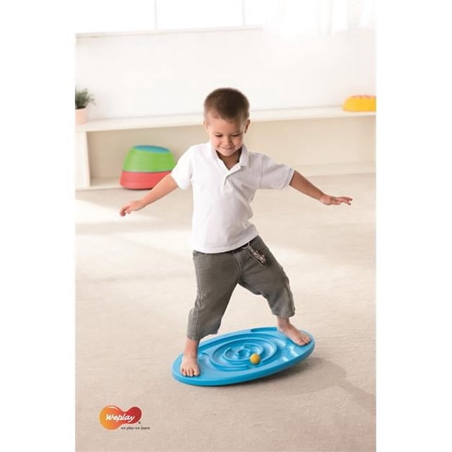 Weplay Maze Planche d'Équilibre KP0001.1 Mettant en Vedette une Planche Circulaire Bleue avec un Motif de Labyrinthe d'Escargots, Conçue pour Améliorer la coordination de l'Équilibre et la Force Musculaire. un Enfant Est Montré en Équilibre sur la Planche Tout en Déplaçant une Balle Jaune à Travers le Labyrinthe. Convient aux 3 Ans et Plus, Fait de Matériau PE, et Comprend Trois Balles TPR. Dimensions : 16 Pieds' H x 2 Pieds' L x 21 Pieds' L.