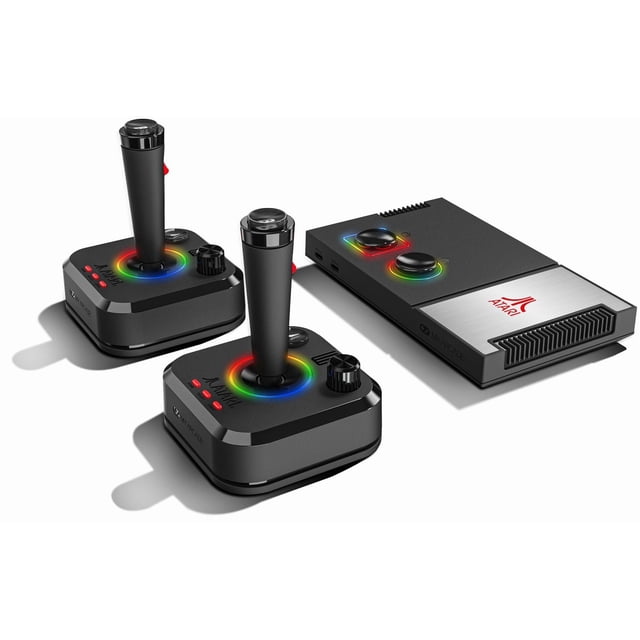 Atari Gamestation Pro console de Jeu Rétro avec Deux joysticks Noirs Présentant des Anneaux DEL Multicolores Circulaires, des Boutons Rouges et une console Rectangulaire Noire avec le logo Atari et Deux Boutons Ronds Multicolores à DEL sur le Dessus, Affichés sur un Fond Blanc, Convient aux Amateurs de Jeux d'Arcade Classiques.