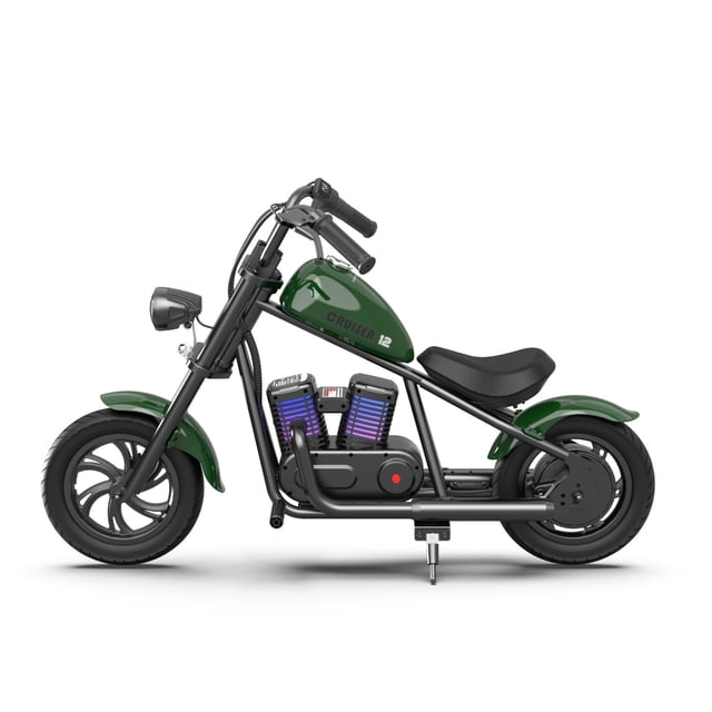 Hyper GoGo Cruiser 12 Plus Moto pour Enfant en Vert Pin, une Motocyclette Motorisée avec Cadre en Acier et design Rétro. Dotée d'Un Moteur 24V 160W, de Pneus Tout-Terrain 12x3-inch et d'Un Guidon Ajustable. Inclut des Effets de Brouillard Simulés, un Haut-Parleur Bluetooth et des Lumières LED pour la Visibilité. Légère à 33lbs avec des dimensions de 45.3 x 19.6 x 28.5 Pouces, Convient aux Cyclistes jusqu