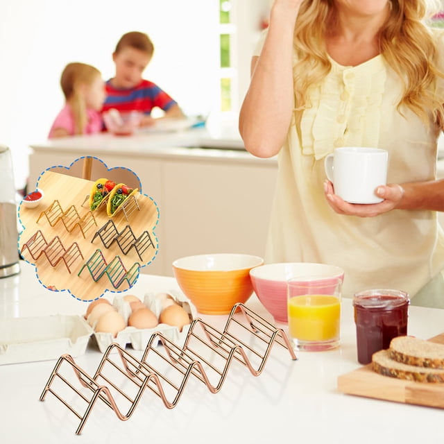 Support à tacos Ondulé en Acier Inoxydable avec un design Ondulé unique pour Tenir des tacos Debout, Montré dans un Décor de Cuisine avec des Articles pour le Déjeuner. Fabriqué en Acier Inoxydable durable et Résistant à la Rouille, Cet Article de Cuisine Polyvalent Est Idéal pour Servir des tacos, des quesadillas et des desserts. design Compact pour un Rangement Facile et Compatible Lave-Vaisselle pour un Nettoyage Sans Effort.