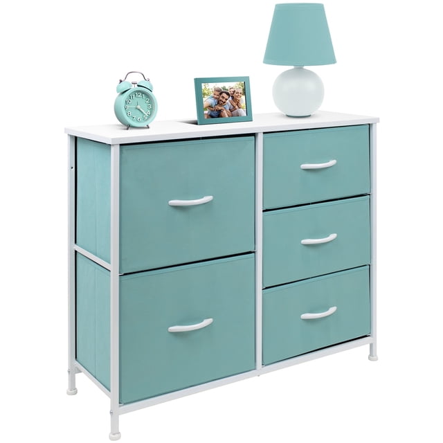 Commode à 5 Tiroirs - Fini Dessus en Bois - Art Déco, Aqua par Sorbus. Cette Commode Légère Présente un Dessus en Bois MDF Blanc et Cinq Tiroirs en Tissu Aqua avec Poignées à Tirage Facile. la Commode Est Soutenue par un Cadre en Acier Robuste et Mesure Environ 25” L x 11.87” L x 28.75” H. le Dessus en Bois Offre de l'Espace pour Exposer des Articles comme des Lampes, des Horloges Ou des Cadres Photo, Alors Que les Tiroirs Sont Idéaux pour Ranger les Vêtements d'Enfants, des Jouets Ou des Articles Ménagers. Convient