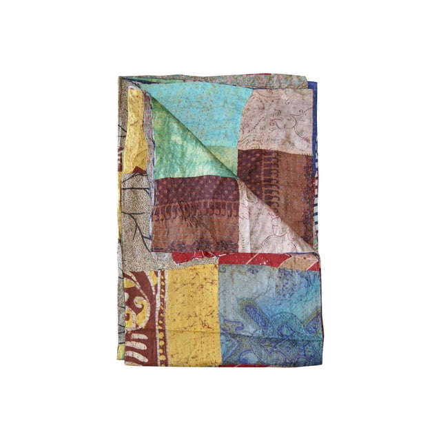 KANTHA Couverture Jetée en Soie 60"X90 Pouces Pliée Montrant un patchwork Coloré de Carrés de Soie Cousus à la Main en Bleu, Brun, Jaune, Vert et Rouge avec texture Matelassée, Convient comme Couverture Jetée, Suspension Murale Ou Couvre-Table.