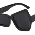 thumbnail image 3 of idealsgarden 2 Pcs Lunettes de Soleil de Fête à la Mode Style Hommes Femmes Résine Cadeau de Fête Noir Jaune, 3 of 8