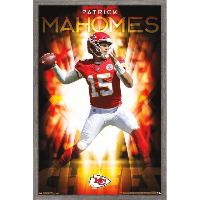 NFL Kansas City Chiefs - Patrick Mahomes II Affiche Murale 18, 22,375 Po x 34 Po Encadrée Montrant un Joueur de football en Chandail Rouge des Chiefs Numéro 15 et Pantalon Blanc en pose de Lancer Tenant un Ballon de football, sur Fond orange et Jaune Ardent avec le logo des Chiefs au Bas, Idéale pour la Déco de Chambre de fan de sports.