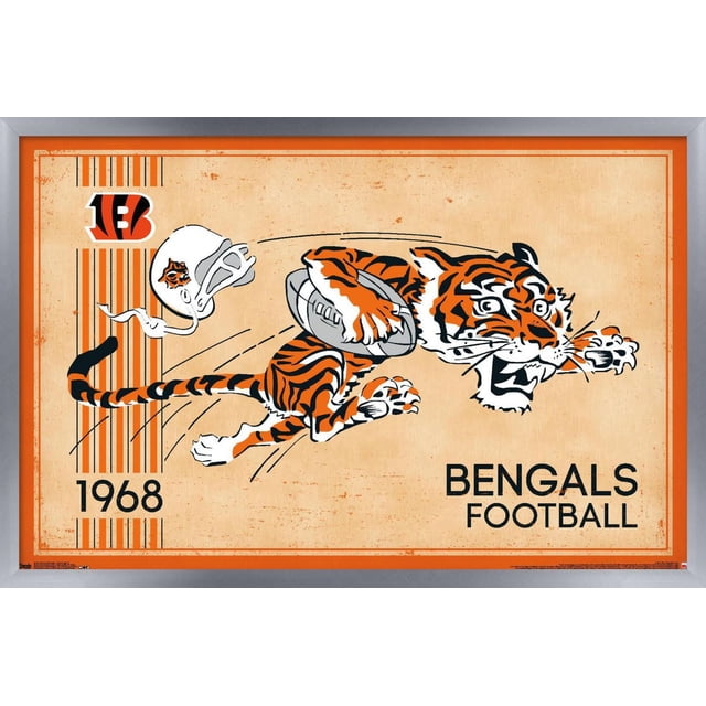 NFL Cincinnati Bengals - Affiche Murale Rétro Logo 14, 22,375 Po x 34 Po Représentant un Tigre du Bengale vintage Bondissant avec un Ballon de football, Accompagné d'Un Casque Blanc avec le Logo des Bengals et des Rayures Verticales orange et Noires sur un Fond Texturé beige, Mettant en Vedette l'Année 1968 et le Texte « Bengals football », Imprimée sur Papier d'Affiche Lustré, Convient à la Déco de Chambre de fan de sports.