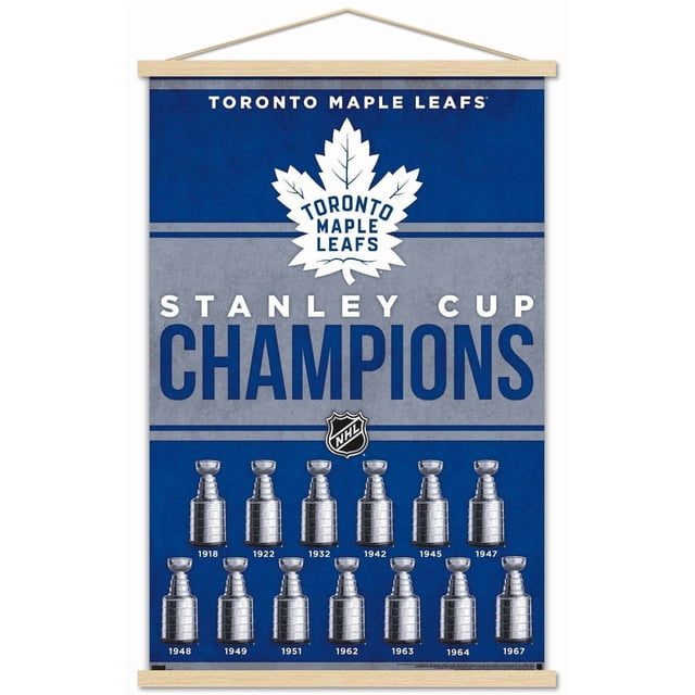 LNH Maple Leafs de Toronto - Champions 23 Affiche Murale, 22,375 Po x 34 Po avec un Fond Bleu et Gris Mettant en Vedette le logo Maple Leafs de Toronto Blanc et le Texte Audacieux « Stanley Cup Champions. » Ci-dessous 13 Trophées Argentés de la Tasse Stanley Étiquetés avec des Années de Championnat de 1918 à 1967. l'Affiche Est Encadrée avec des Barres en Bois Clair et Comprend une Corde Suspendue, Convient à la Déco de Pièce à Thème Sportif.