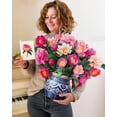 thumbnail image 2 of Nouveau Grand Bouquet de Pivoines à Main, 2 of 4