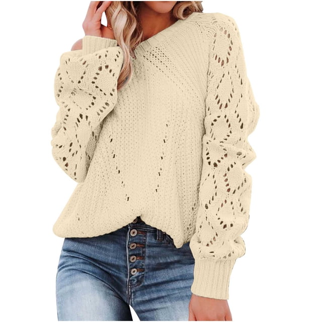 Vêtements de Mode pour Femmes Chandail Décontracté pour Femmes Uni Ajouré à Manches Longues à Col Rond de Couleur beige Pâle. le Chandail Présente un Motif Tricoté Ajouré sur les Manches Longues et le Corps, une Encolure Ronde et une Coupe Décontractée. Fabriqué en polyester Léger, Il Convient aux occasions Décontractées, au Port Quotidien et aux Saisons Plus Fraîches comme l'Automne et l'Hiver. Montré avec un Jean Bleu.