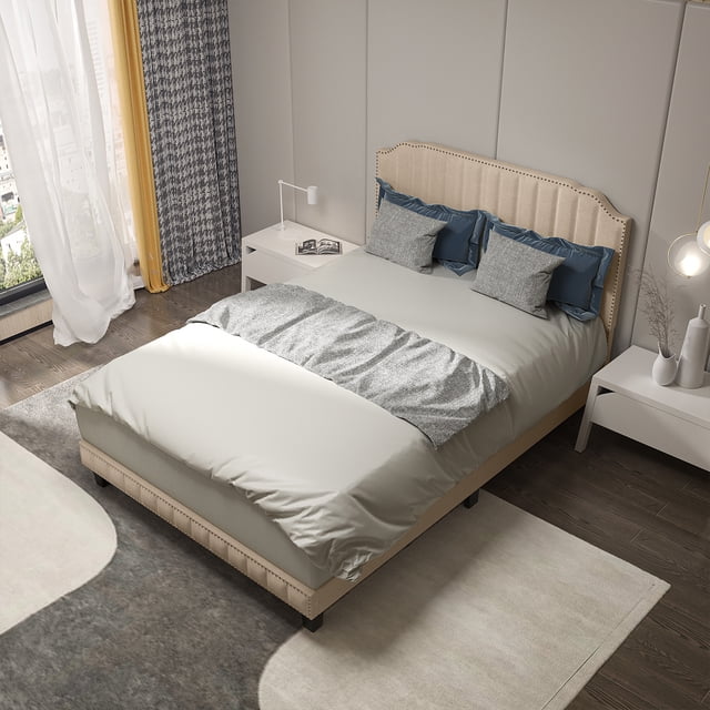 Gymax Cadre de Lit Entièrement Rembourré avec Tissu en Lin, Lignes Verticales, Tête de Lit à rivets en beige, Conçu pour les Meubles de Chambre Modernes. la Tête de Lit Remplie de Mousse Offre un Confort pour Lire Ou Se Détendre, Tandis Que le Cadre Robuste en MDF avec 4 Pieds de Soutien Centraux Assure la Stabilité et une Capacité de Poids de 880 Lb. Comprend un Espace de Rangement de 6 Pouces sous le Lit pour Chaussures, Vêtements et Literie. Présenté dans une Chambre Élégante avec des Tables de Nuit Blanches et des accents Décoratifs.