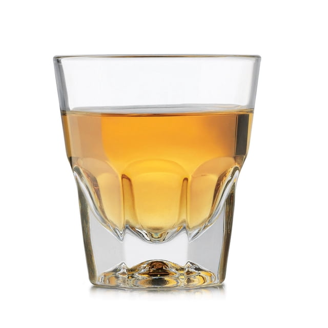 SHOT GLASS avec une Capacité de 1,1 oz et des Parois Latérales Panneauées de style Classique, Remplies de Liquide Ambré, devant Illustré et Centré sur Fond Blanc, Idéal pour la Verrerie de bar, les cocktails et les shooters de Fête.