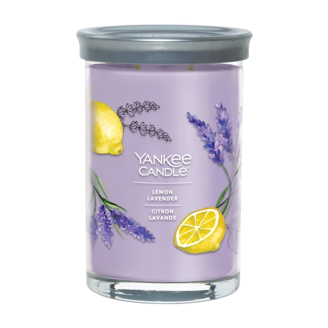 Yankee Candle Bougie Parfumée, Citron Lavande, 20 oz Signature Grand Gobelet avec Cire de Soya Couleur Lavande dans un Pot en Verre Transparent Présentant des Motifs de Citron et de Lavande Illustrés à la Main, Surmonté d'Un Couvercle en Étain Brossé Qui Fait Aussi Office de sous-Verre à Bougie, Convient pour Rehausser la Déco de la Maison et Créer une Atmosphère Relaxante.