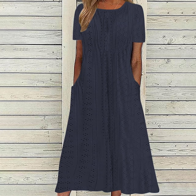 DPTALR Robe d'Été pour Femme, Confortable et Aguichant, Couleur Unie, avec Poches, Sans Manches, à Col en V, Couleur Unie Foncée. Cette Robe d'Été Présente un design Décontracté et Confortable avec une Coupe Sans Manches, un Col en V et des Poches Latérales Fonctionnelles. Fabriquée en polyester Léger, Elle Est Idéale pour les Sorties Décontractées, les Tenues de Plage Ou la Détente. le Modèle Est Montré Portant la Robe sur un Fond de Panneau de Bois.