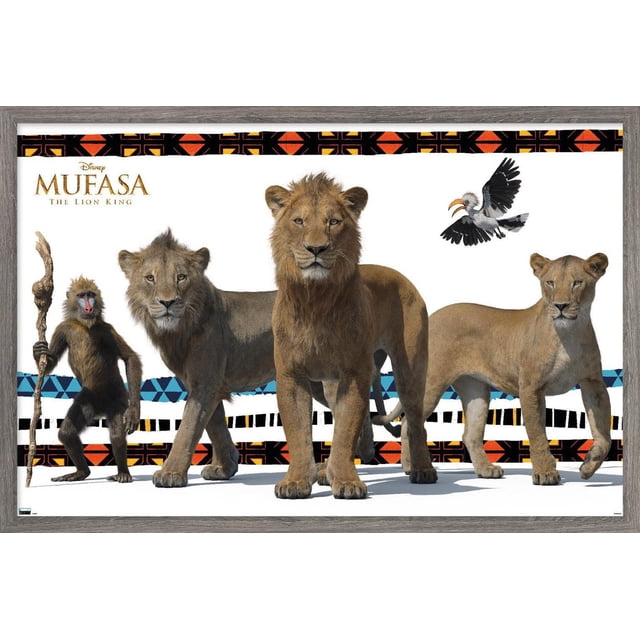 Disney Mufasa : Le Roi Lion - Affiche Murale de Groupe Représentant une Vue Frontale de Quatre Personnages : un Babouin Tenant un Bâton en Bois, un Jeune Lion, un Lion Adulte avec une Crinière et une Lionne, Debout sur un Fond Blanc avec des Motifs Tribaux orange, Noir et Bleu, Imprimée sur Papier d'Affiche Lustré avec un Cadre en Bois Gris, Convient à la Déco Maison et à la Décoration de Fête.