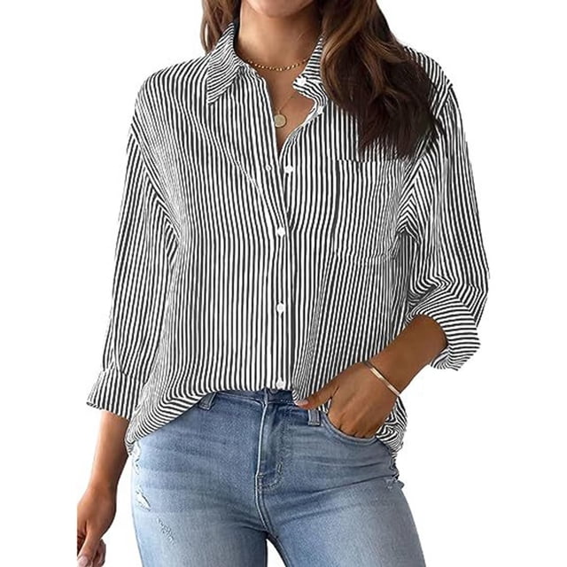 Charmo Chemisiers à Rayures pour Femmes à Boutons, Chemises Décontractées à Manches Longues en polyester 100 %. le Chemisier Présente un Motif à Rayures Verticales Noir et Blanc, un devant à Boutons, un Col en V, une Poche Poitrine et des Manches Longues. Il Est Léger, Respirant et Convient aux Tenues Décontractées, de Bureau Ou d'Extérieur. Style Montré avec des jeans Bleu Pâle.