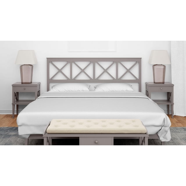 Johnson Home Ensemble de Draps 200 TC - Draps en Coton Imprimé pour Lit Très Grand avec Tête de Lit en Bois Gris avec Motif Croisé, Habillés de Draps en Coton Respirants et Doux avec de Subtils Motifs Imprimés, Bordés de Tables de Nuit Grises Assorties avec une Lampe à Base de Verre et un Abat-Jour Blanc, et un Banc Capitonné beige au Pied sur un Plancher de Bois Franc avec un Tapis Gris.
