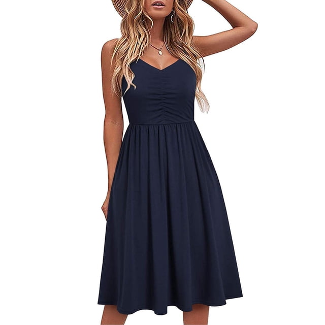 Drppepioner Femmes Grande Taille Femmes Mode Été Bord de Mer à Bretelles Sans Manches Col en V Couleur Unie Robe Décontractée. la Robe Présente une Couleur Marine Unie, design Sans Manches, et un Col en V Flatteur avec une Coupe Évasée Fluide. Fabriquée en polyester Doux et Respirant, Elle Est Parfaite pour les Sorties Décontractées, les Événements d'Été Ou les Vacances au Bord de Mer. le Modèle Accessoirise avec un Chapeau de Paille et des Bijoux Simples, Mettant en Valeur Sa Polyvalence et Son Confort.