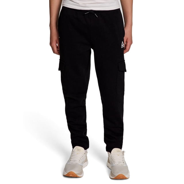 Pantalon Cargo pour Garçons Reebok Unwind en Molleton Mélange de Coton Noir, Coupe Ajustée et Entrejambe de 26 Pouces, avec Couture Latérale et Doubles Poches Cargo avec Fermetures Velcro Cachées, logo Reebok Brodé Empilé sur la Hanche Gauche, Cordon de Serrage Tressé Plat avec Embouts de Marque et Taille Élastique, Convient pour un Port Actif Toute la Journée.