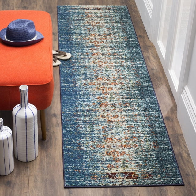 Safavieh Monaco Annabelle Tapis Coureur Vintage avec Motif Effacé Bleu, orange et Crème en Polypropylène Tissé Mécaniquement, Posé sur Plancher de Bois Franc à Côté d'Une Porte Blanche et d'Un Banc orange avec un Chapeau Bleu Marine, Idéal pour Ajouter un style Bohème Chic aux Couloirs Ou aux Entrées.