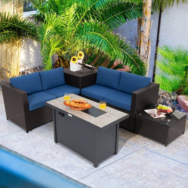 Gymax Ensemble de Mobilier de Patio en Rotin 5 Pcs Table à Foyer avec Housse Coussin de Rangement Bleu Marine. Cet Ensemble de conversation pour Patio Extérieur Comprend Deux Causeuses en Rotin PE Brun avec Coussins Bleu Marine, une Table à Foyer avec Plateau en Céramique et Sortie de Chaleur de 60 000 BTU, une Table Basse en Verre Trempé et une Boîte de Rangement. la Table à Foyer Présente un Système d'Allumage simple, un Brûleur Approuvé CSA et une Table Approuvée ETL, et Peut Servir de Table à Café avec un Couvercle Amovible. l'Ensemble Est Exposé dans un Décor Extérieur tropical avec