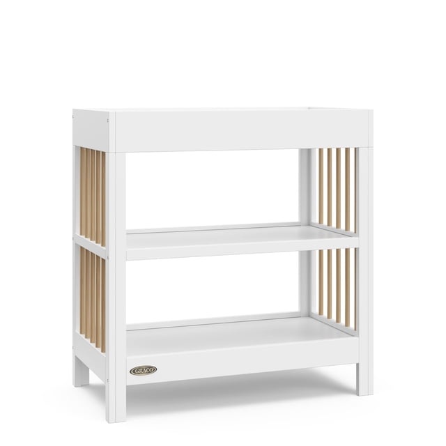 Graco Teddi Table à Langer, Blanche avec Bois Flotté, Vue de devant Montrant un Cadre en Bois de Pin Blanc avec Lattes Verticales en Bois Flotté Naturelles sur les Côtés, Deux Étagères Ouvertes pour le Rangement de la Chambre de Bébé, et un Matelas à Langer Résistant à l'Eau Inclus, Conçu pour s'Adapter à Divers styles de Lit de Bébé et Répondre aux Normes de Sécurité.