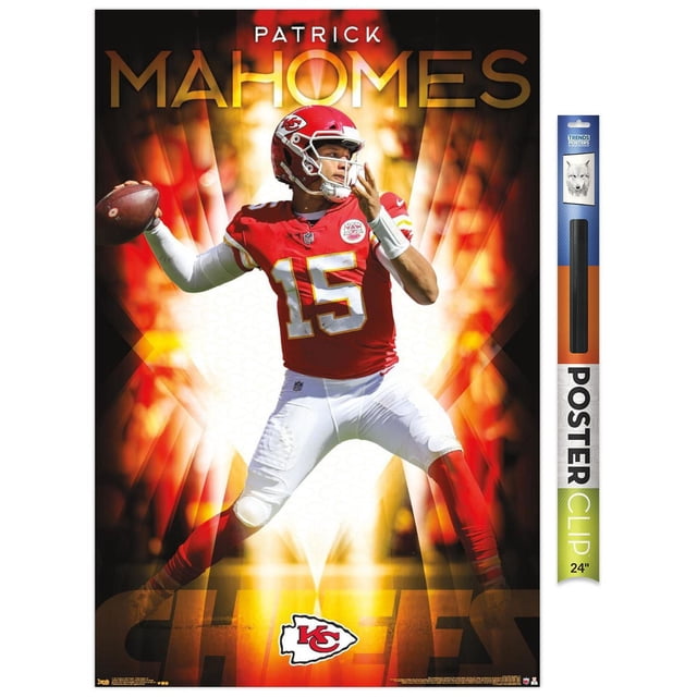 NFL Kansas City Chiefs - Patrick Mahomes II Affiche Murale 18, 22,375 Po x 34 Po Encadrée Montrant Patrick Mahomes en Chandail Numéro 15 Rouge et Pantalon Blanc Lançant un Ballon de football avec un Arrière-Plan Ardent et le logo des Chiefs au Bas, Idéale pour la Déco de Chambre de fan de sports.