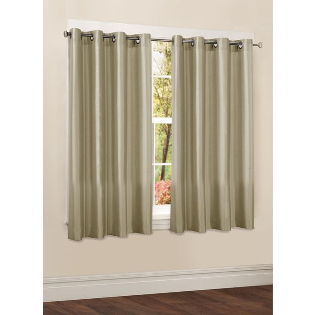 Mainstays Panneau de Rideaux à Oeillets en Faux Soie pour Fenêtre, beige, Suspendu sur une Tringle Métallique Noire au-Dessus d'Une Fenêtre avec une Vue de Jardin. les Panneaux en polyester Semi-Transparents de 54 Pouces de Large Comprennent des Anneaux à Oeillets pour une installation Facile et un Éclat Subtil Qui Ajoute une Élégance Classique. Disponibles en Longueurs de 63 et 84 Pouces, Ces Panneaux Conviennent aux Tringles à Rideaux standard et Sont Souvent Utilisés pour Filtrer Doucement la Lumière Naturelle Tout en Rafraîchissant la Déco de