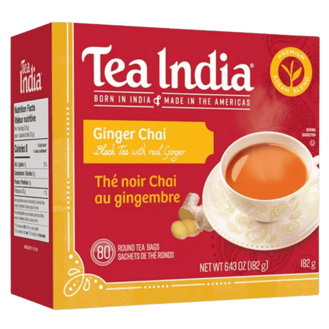 Tea India Chai au Gingembre, Boîte de 80 Sachets de Thé avec Emballage Rouge et Jaune Présentant une Tasse Blanche de Chai au Gingembre Infusé, illustration de Racine de Gingembre Fraîche, et Texte Mettant en Valeur le Thé Noir avec Vrai Gingembre et Mélange Assam de Qualité Supérieure, Poids net 6,43 oz (182 g), Idéal pour des Pauses-Thés Énergisantes.