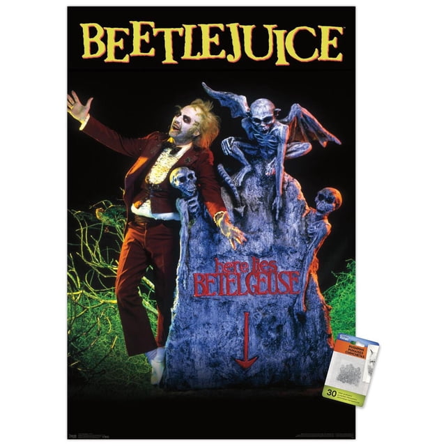 Beetlejuice - Affiche Murale de Tombe, 22,375 Pouces x 34 Pouces Présentant un Fond Sombre avec une Grande Pierre Tombale Grise Inscrite du Texte Rouge « Here lies Beetlejuice » et une Flèche vers le Bas. la Pierre Tombale Est Ornée de Trois Squelettes, Dont un avec des Ailes de Chauve-Souris sur le Dessus. une Figurine en Complet Bourgogne avec une Chemise Blanche à Volants Se Tient à Côté de la Pierre Tombale avec des Bras Ouverts. des branches Torsadées Vertes Apparaissent en