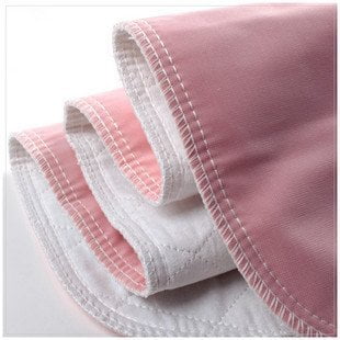 Alèse de Lit Réutilisable par Platinum Care Pads, Mesurant 34 X 36 Pouces, avec une Couche Supérieure Blanche en Coton/polyester et un Dos Rose 100 % PVC. l'Alèse Est Imperméable, Ultra-Absorbante et Conçue pour les Soins Personnels et l'Hôpital. Elle Comprend une Couche de Rembourrage en Fibre de polyester et un Noyau Absorbant à Haute Densité pour Protéger les Matelas et les Draps de l'Humidité et des Taches. Lavable à la Machine et Compatible avec la Sécheuse pour Plus de Commodité.