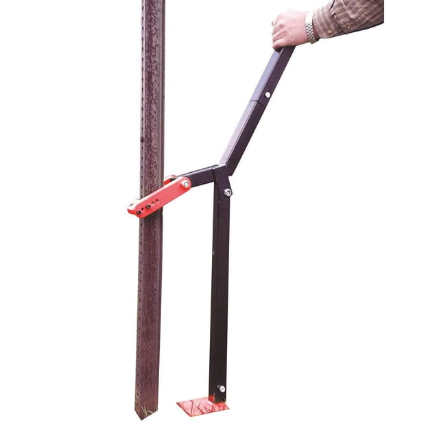 Tirette Réglable Robuste pour T-Post avec Levier en Métal Noir et Pince Rouge Saisissant un T-Post Brun Rouillé, Actionnée à la Main dans une Chemise à Carreaux, Conçue pour un Retrait Efficace des T-Post et Piquets de Jardin des conditions de Sol Difficiles.