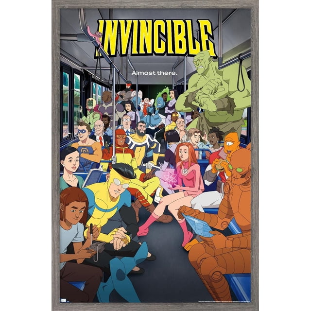 Invincible : Saison 2 - Affiche Murale « Bus One Sheet », 22,375 Po x 34 Po, Représente un Intérieur d'Autobus Animé et Surpeuplé, Garni de Divers Superhéros aux costumes Colorés, Incluant une Grande Figurine Musculaire Verte et un Personnage Robotique orange Lisant une Tablette, avec le Titre Audacieux Jaune « Invincible » et « Presque Là. » au-Dessus, Imprimé sur du Papier d'Affiche Lustré, Convenant à la Déco Intérieure.
