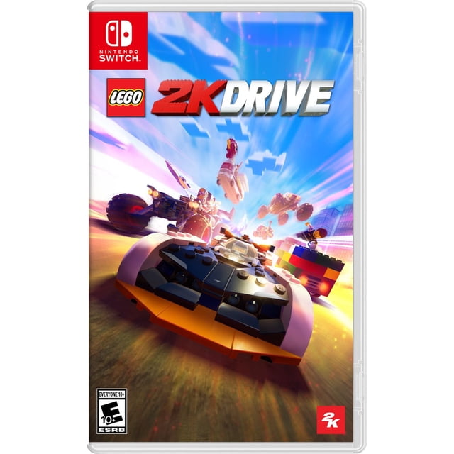 LEGO 2K Drive (Nintendo Switch) Couverture de Jeu Montrant une Voiture de Course LEGO Noire et orange en Vitesse sur une Piste Ensoleillée avec un Ciel Bleu Éclatant et des Nuages Blocés, Entourée de Véhicules LEGO Colorés et de Minifigurines dans une Aventure de Course en Monde Ouvert.