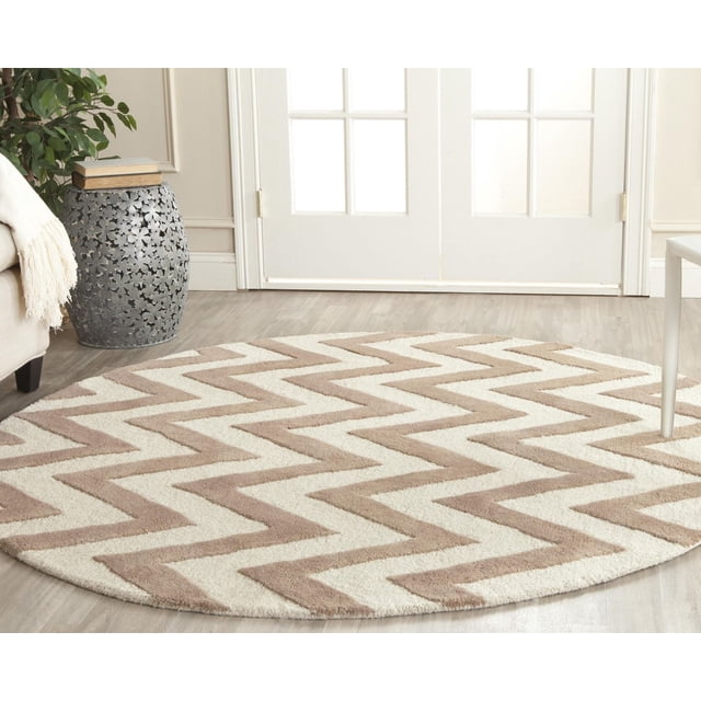 Safavieh Cambridge Kaitlyn Tapis à Rayures zigzag, Tapis Rond en Laine Tufté à la Main avec Rayures zigzag beige et Blanc Cassé sur Plancher de Bois Clair Près de Doubles Portes Blanches et une table d'Appoint Décorative en Métal, Idéal pour Ajouter de la texture et de la Chaleur aux Intérieurs de la Maison.