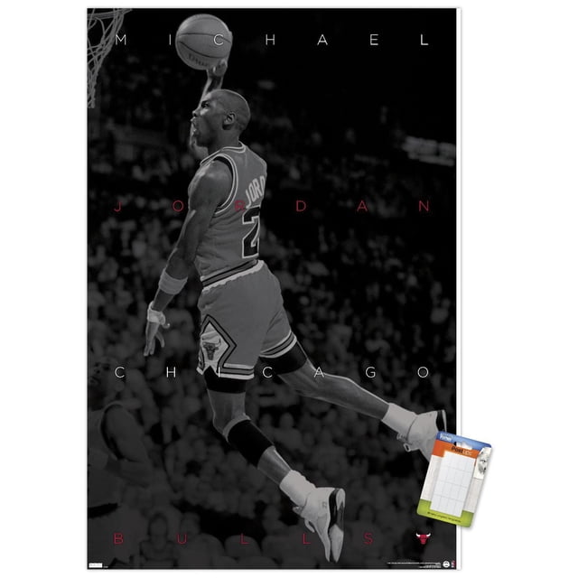 Michael Jordan - Affiche Murale Noir et Blanc, 22,375 Po x 34 Po Encadrée Montrant Michael Jordan en Train de Dunquer en Plein Air un Ballon de basketball Portant Son Chandail Numéro 23 des Chicago Bulls, avec un Arrière-Plan de Foule Flou et une Superposition de Texte Lisant « Michael Jordan Chicago Bulls ».