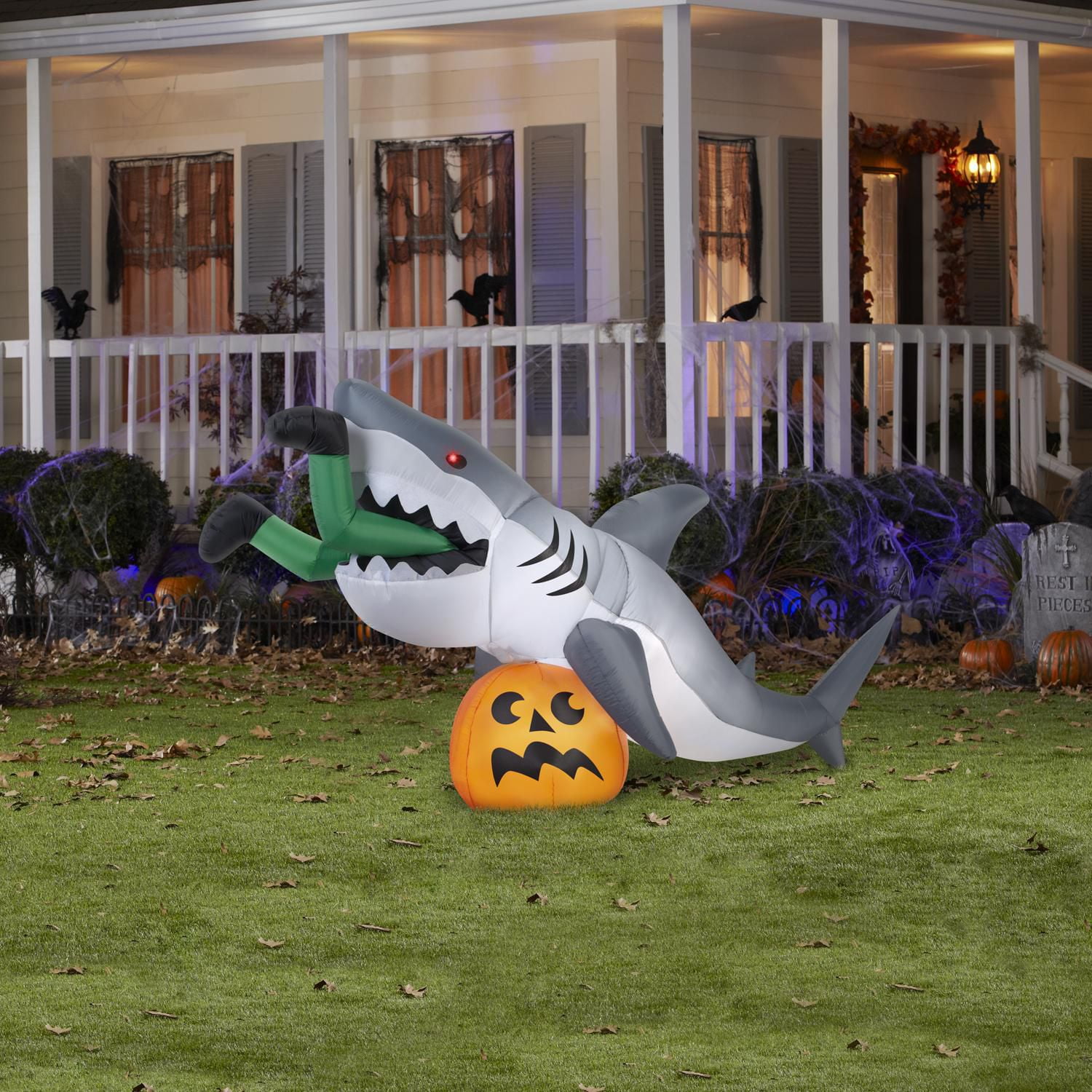 Scène animée de collation de requin gonflable d'Halloween