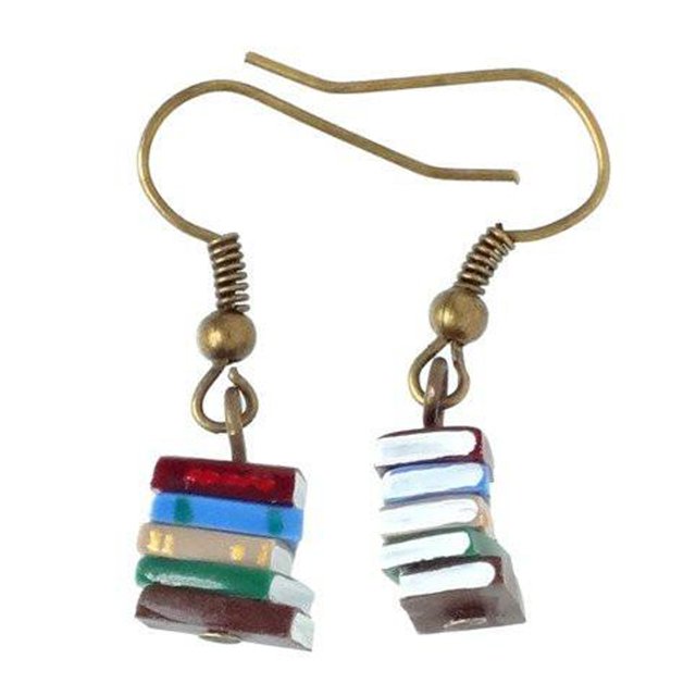 Boucles d'Oreilles Livre Empilables Bibliothèque Couleur Multicolore Pendentif Livre Boucles d'Oreilles Conçues avec des Livres Empilés Miniatures dans des Tons Multicolores Vibrants. Ces Boucles d'Oreilles Décontractées pour Femmes Sont Faites de Métal durable, avec une Fermeture à Crochet pour un Enfilage Facile. Parfaites pour les Amateurs de Livres, Elles Sont Légères et Convenant à un Usage Quotidien Ou à des occasions Spéciales comme des Fêtes Ou des Sorties à la Plage.