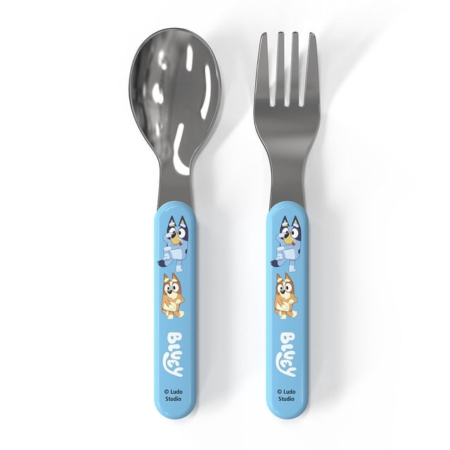 Zak Designs Bluey Ensemble de Couverts 2 Pcs avec Cuillère et Fourchette avec Poignées en Plastique Bleu Pâle Décorées de l'Art du Personnage Bluey et du logo, Têtes en Acier Inoxydable, Poignées Texturées Profilées pour Réduire les Glissades, Va au Lave-Vaisselle, Sans BPA, Recommandé pour les Enfants de 3 Ans et Plus, Convient pour Encourager les Mangeurs Difficiles.